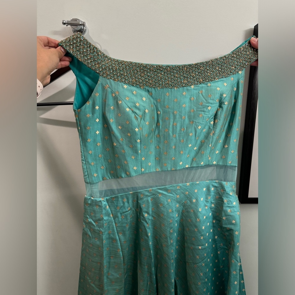 Gown - Picture 4 of 4